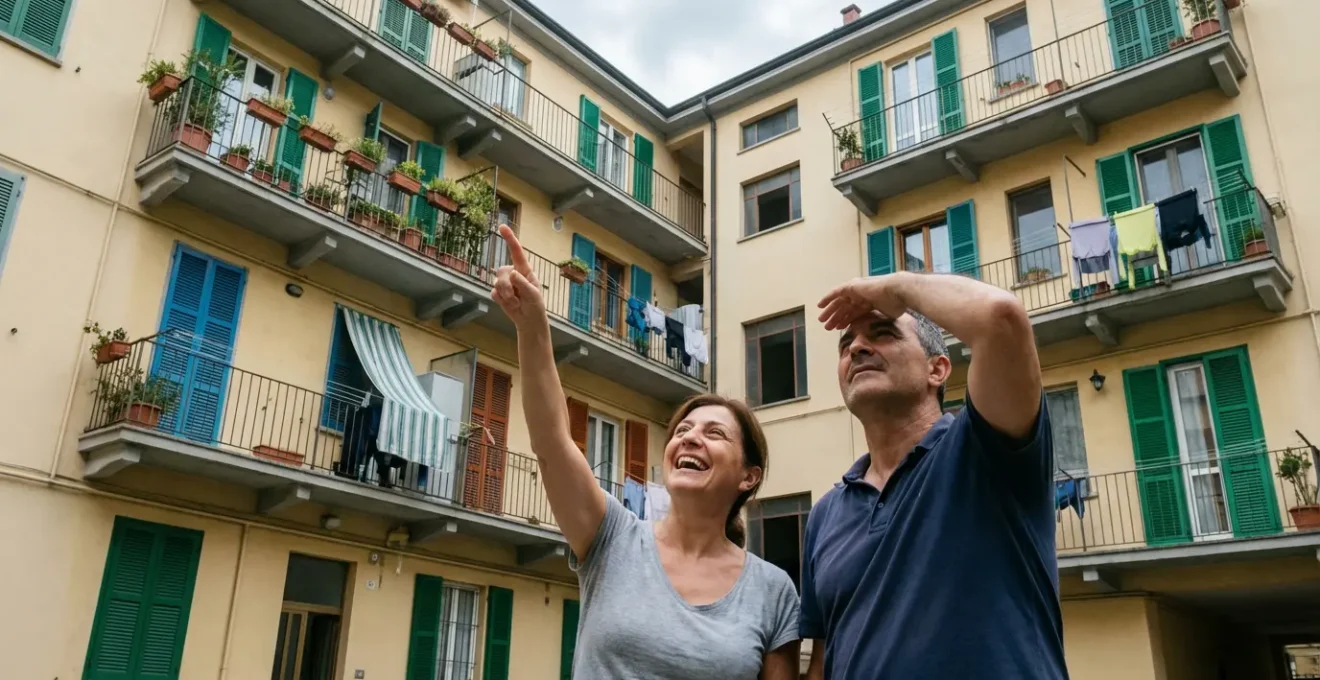 Coppia italiana che valuta la facciata del proprio condominio nel cortile